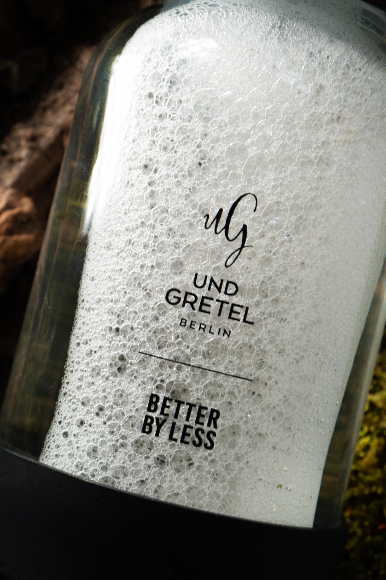 Logo und Gretel und Beter by Less auf Seifenspender mit Pulverschaumseife