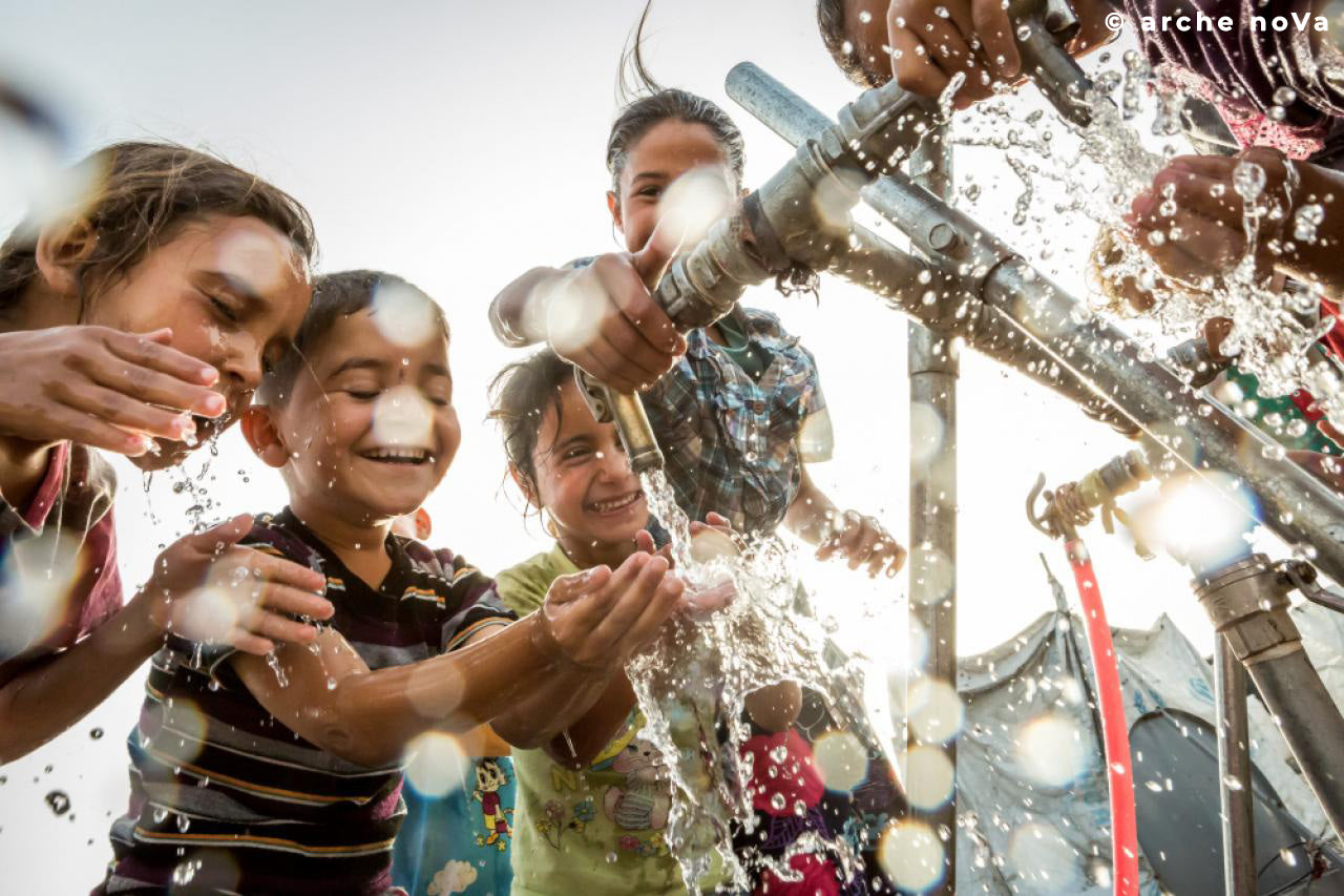 Kinder freuen sich über Wasser von arche noVa und Better by Less